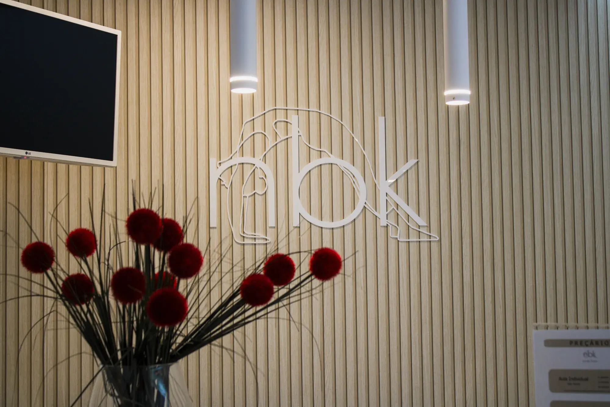 Letreiro nbk do estúdio decorado com flores